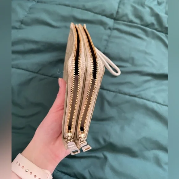 Coach Double Corner Zip Wristlet NWOT in Beige - Picture 6 of 16